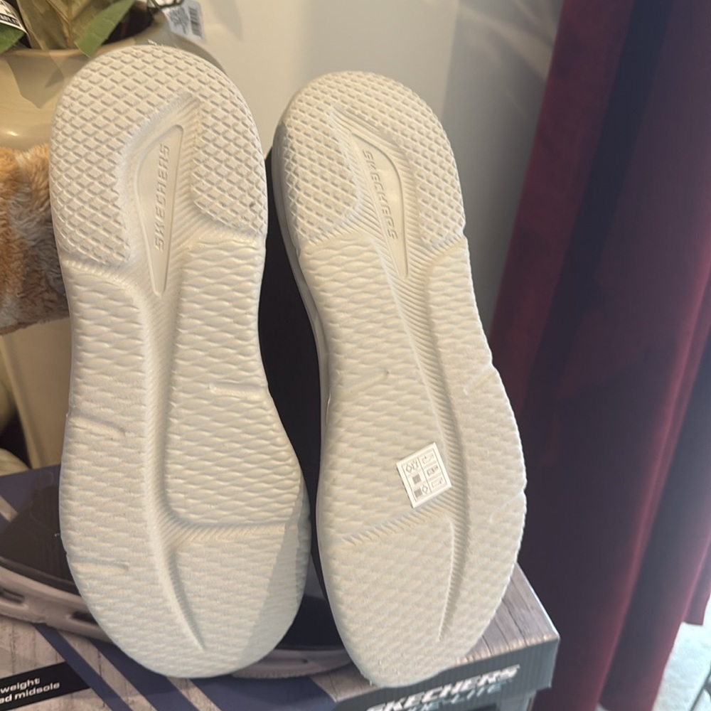 Skechers’s GLIDE-RITE all day comfort sneakers - Picture 6 of 7